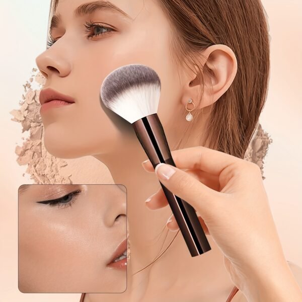 Soft and Fluffy Powder Makeup Brush